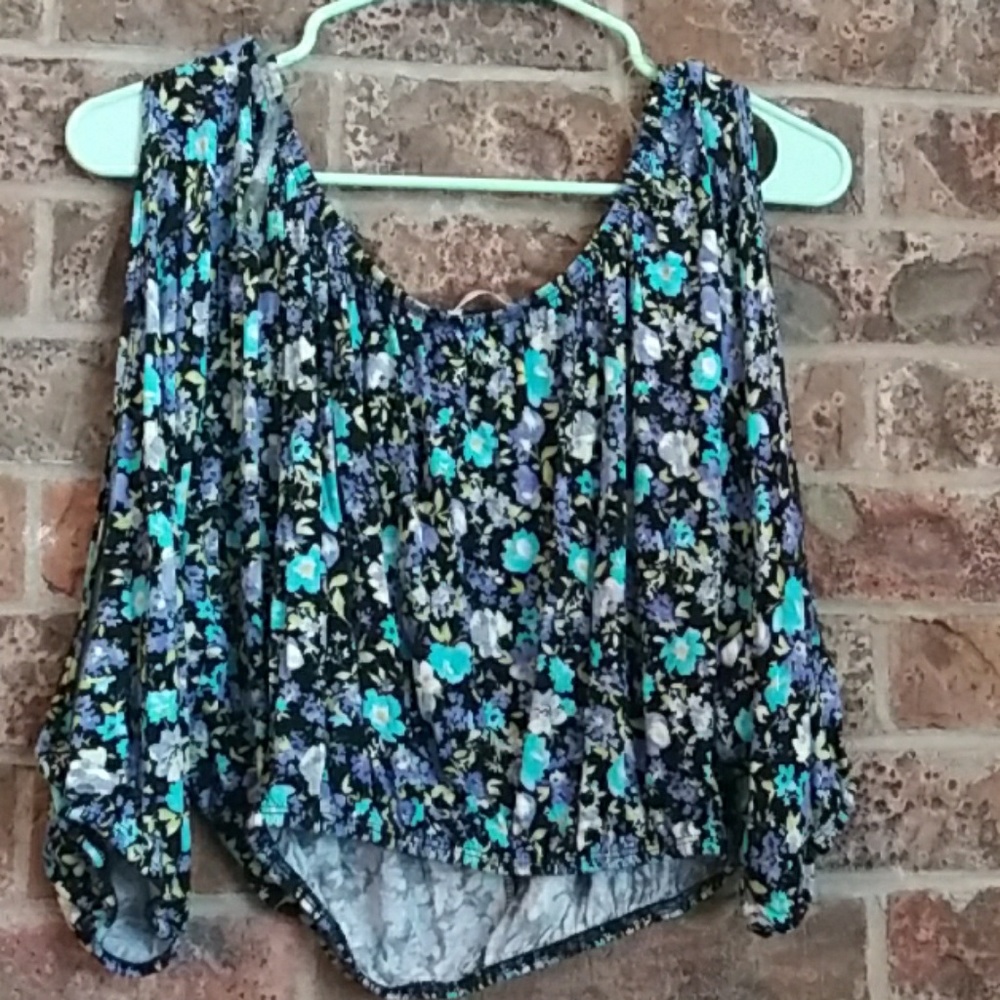 Open sleeve crop top